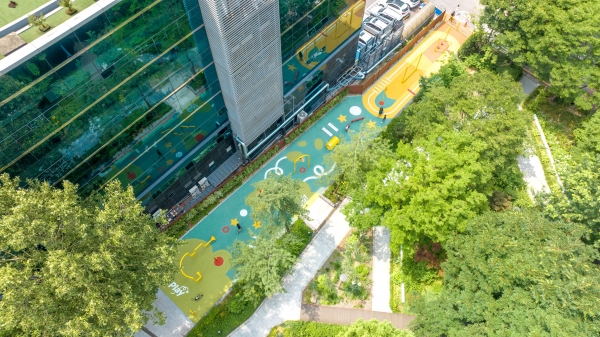 (위로부터) 서울시가 강남구 대치동 한티근린공원에 설치한 '예스! 키즈존!'의 콘셉트 이미지와 그 대상지. 사진=서울시